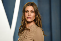 Η Hailey Bieber αποκαλύπτει ότι δεν θα προχωρήσει σε ένα new mum haircut και να γιατί