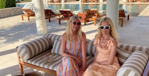 Η Claudia Schiffer ήρθε και φέτος στην Ελλάδα και φορά τα ίδια ρούχα και παπούτσια με πέρσι