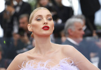 Η Elsa Hosk έδωσε στα μικροσκοπικά γυμναστηριακά σορτσάκια της ένα cottagecore ύφος