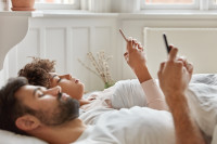 Phubbing: Η νέα απειλή για τις σχέσεις