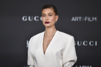 Η Hailey Bieber ανήκει στο no mascara team και εμείς ακολουθούμε