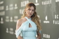 Η Sydney Sweeney επαναπροσδιορίζει το "coastal cowgirl" με ένα suede look που σαγηνεύει