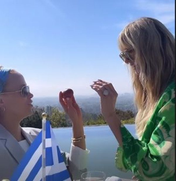 Το ελληνικό Πάσχα της Heidi Klum: Το βίντεο με τα κόκκινα αβγά