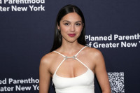 Πρόσθεσε τα glossy ροζ χείλη της Olivia Rodrigo στο ανοιξιάτικο beauty mood board σου