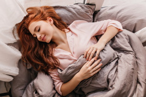 Ύπνος: 5 λόγοι για τους οποίους είναι καλύτερα να κοιμάσαι ανάσκελα 