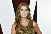 Η Brooke Shields μοιράζεται τη ρουτίνα περιποίησης μαλλιών που ακολουθεί σταθερά στα 50 της