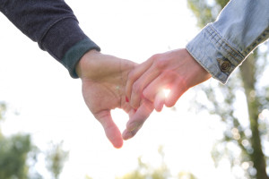 Touch Hunger: Γιατί χρειαζόμαστε τη σωματική επαφή και πώς επηρεάζει την υγεία και την ψυχολογία μας