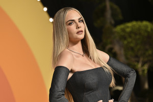 Η Cara Delevingne εντυπωσίασε στις Κάννες με σκούρα μαλλιά &amp; microbangs