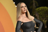Η Cara Delevingne εντυπωσίασε στις Κάννες με σκούρα μαλλιά &amp; microbangs