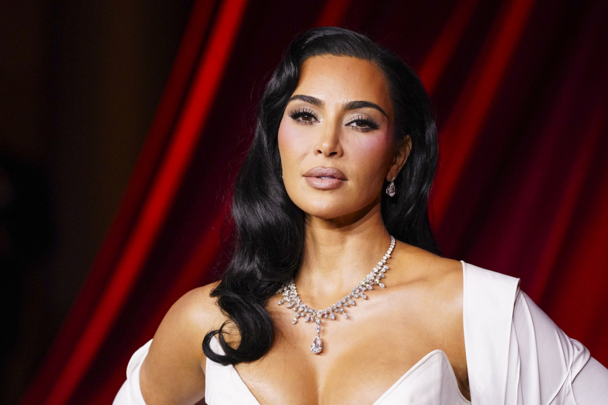 Η Kim Kardashian συνδύασε ένα μπικίνι με βαθύ ντεκολτέ και μακριά φούστα με τεράστιο σκίσιμο