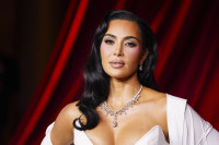 Η Kim Kardashian συνδύασε ένα μπικίνι με βαθύ ντεκολτέ και μακριά φούστα με τεράστιο σκίσιμο