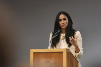 O make up artist της Meghan Markle αποκαλύπτει το προϊόν των 40 δολαρίων που την κάνει να δείχνει τέλεια (σαν) άβαφη!