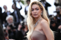 Το hazy lilac blush της Gigi Hadid θα είναι παντού αυτή την άνοιξη