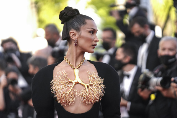 Η Bella Hadid έχει ένα ενδιαφέρον κόλπο για να μαζεύει τα μαλλιά της όταν δεν έχει gel