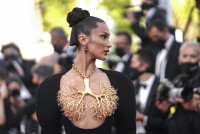 Η Bella Hadid έχει ένα ενδιαφέρον κόλπο για να μαζεύει τα μαλλιά της όταν δεν έχει gel