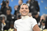 Ghost lashes: Το beauty trend που κυριάρχησε στο κόκκινο χαλί του Met Gala 2025