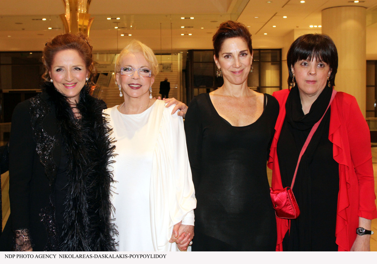 Η Νόνικα Γαληνέα με τις τρεις κόρες της, Αριέττα, Αμαλία και Αλεξία στο Μέγαρο Μουσικής το 2013
