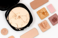 Σου έσπασε το ρουζ, οι σκιές ή η πούδρα σου; Το beauty hack που θα σώσει την κατάσταση!