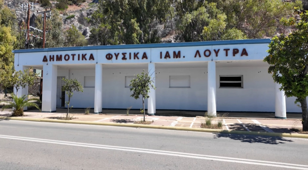 Όπου υπάρχει Ελλάδα: Πίνει νερό στην υγεία μας από το Λουτράκι!