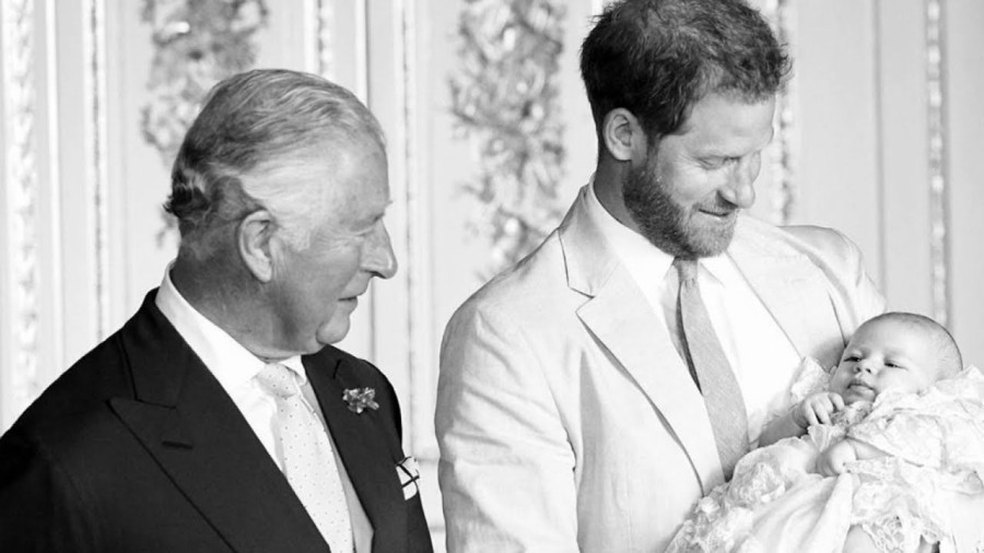 Ο Κάρολος (τότε πρίγκιπας) με τον γιο του, Harry στη βάπτιση του δικού του γιου, Archie, τον Ιούλιο του 2019. Από τότε, πολλά έχουν αλλάξει