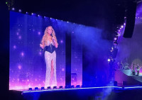 Mariah Carey: Με λαμπερό φόρεμα Celia Kritharioti στην παγκόσμια περιοδεία της