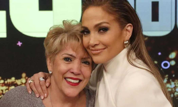 Jennifer Lopez: Γιόρτασε τη γιορτή της μητέρας με τη μαμά της και την πεθερά της και ανέβασε ένα γλυκό βίντεο