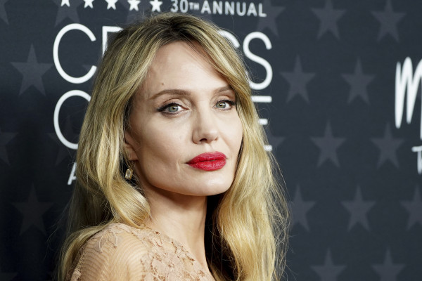 Το καλοκαιρινό μανικιούρ της Angelina Jolie είναι απόλυτη τελειότητα
