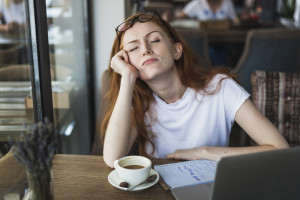 Αισθάνεσαι συνέχεια κουρασμένη; Οι 4 καθημερινές συνήθειες που μπορεί να είναι ο ύπουλος λόγος
