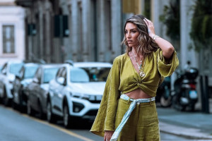 Η Αθηνά Οικονομάκου λάνσαρε στο ταξίδι του αρραβώνα της ένα από τα κυρίαρχα φετινά bag trends