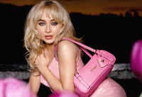 Η Sabrina Carpenter έλαμψε μέσα σε mini φόρεμα απο παγιέτες στη νέα καμπάνια του Versace