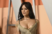 Το φόρεμα της Jenna Ortega στο Met Gala 2025 ήταν φτιαγμένο εξ ολοκλήρου από χάρακες!
