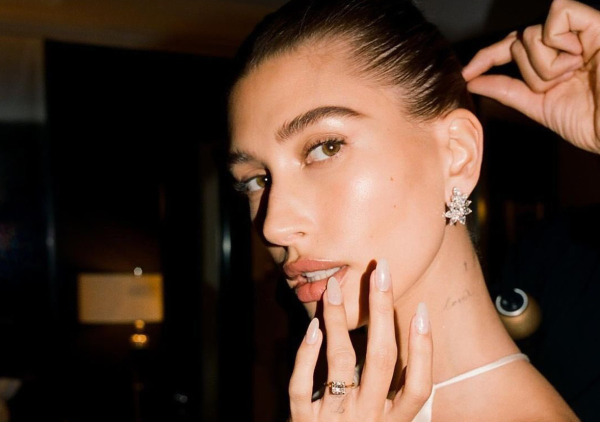 Δοκίμασε τα “rose water” nails της Hailey Bieber για ένα υπέροχο καλοκαιρινό μανικιούρ