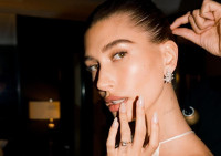 Δοκίμασε τα “rose water” nails της Hailey Bieber για ένα υπέροχο καλοκαιρινό μανικιούρ