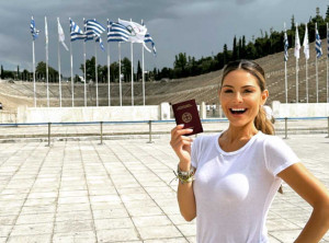 Η Μαρία Μενούνος απέκτησε ελληνικό διαβατήριο και το γιορτάζει στην Αθήνα