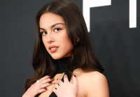 Τα "Moroccan Bloom" nails της Olivia Rodrigo είναι το τέλειο κόκκινο μανικιούρ για την άνοιξη