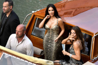Το βαθύ ντεκολτέ και το εφαρμοστό snakeskin dress της Kim Kardashian ήταν απλά εκθαμβωτικό