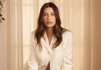 Η Hailey Bieber πούλησε τη Rhode, έγινε πλουσιότερη κατά 1 δις και αυτά είναι τα 4 beauty products της που θέλουν όλοι