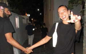 Η Dua Lipa κάνει διακοπές στην Ελλάδα με τον Romain Gavras και ο Κωστής Μαραβέγιας την καλωσορίζει δημόσια