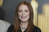 Η Julianne Moore έκοψε τα μαλλιά της σε ένα blunt lob - Το πιο κοντό look της εδώ και δεκαετίες