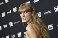 Το αθλητικό look της Taylor Swift είναι η αέρινη εναλλακτική στα τζιν σορτσάκια και το T-shirt