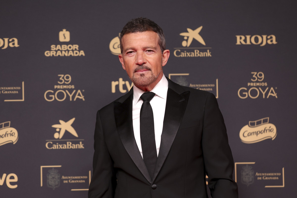 Ο Antonio Banderas τραγουδάει μιούζικαλ με το σκυλί του και είναι απολαυστικοί!