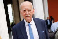 Γιώργος Παπαδάκης: Η σπάνια εμφάνισή του με τη σύζυγό του και τον μεσαίο του γιο