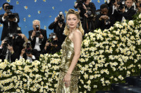 Gigi Hadid: Το custom Miu Miu φόρεμά της, στο Met Gala 2025, θυμίζει μία εμβληματική εμφάνιση της Josephine Baker