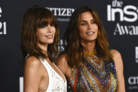 Η Kaia Gerber λέει πως είναι "βολικό" που μοιάζει με την Cindy Crawford - Και ο λόγος θα σε εκπλήξει
