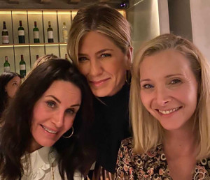 Η Lisa Kudrow είχε γενέθλια και από τις αναρτήσεις της Jennifer Aniston και της Courteney Cox μάθαμε τα παρατσούκλια και των τριών