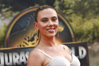 Η Scarlett Johansson εμπνέεται από τα εσώρουχα με ένα βαθύ ντεκολτέ και δαντελένιο κορσέ φόρεμα