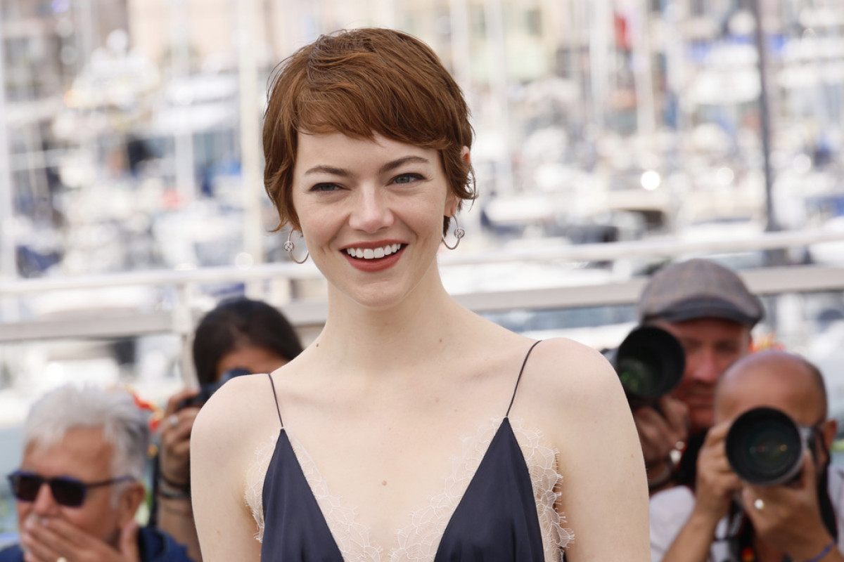 Η Emma Stone μόλις φόρεσε την τάση στα φορέματα που θα δούμε στις πιο σικ καλεσμένες γάμων αυτό το καλοκαίρι