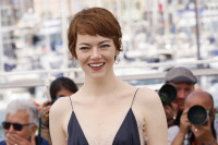 Η Emma Stone μόλις φόρεσε την τάση στα φορέματα που θα δούμε στις πιο σικ καλεσμένες γάμων αυτό το καλοκαίρι