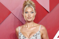 Η Elsa Hosk μόλις φόρεσε ένα nip-baring sheer look στο πιο καυτό χρώμα του 2025