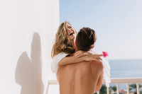 Τα 4 ζώδια που αν ξεκινήσουν το καλοκαίρι single, θα το κλείσουν full in love!